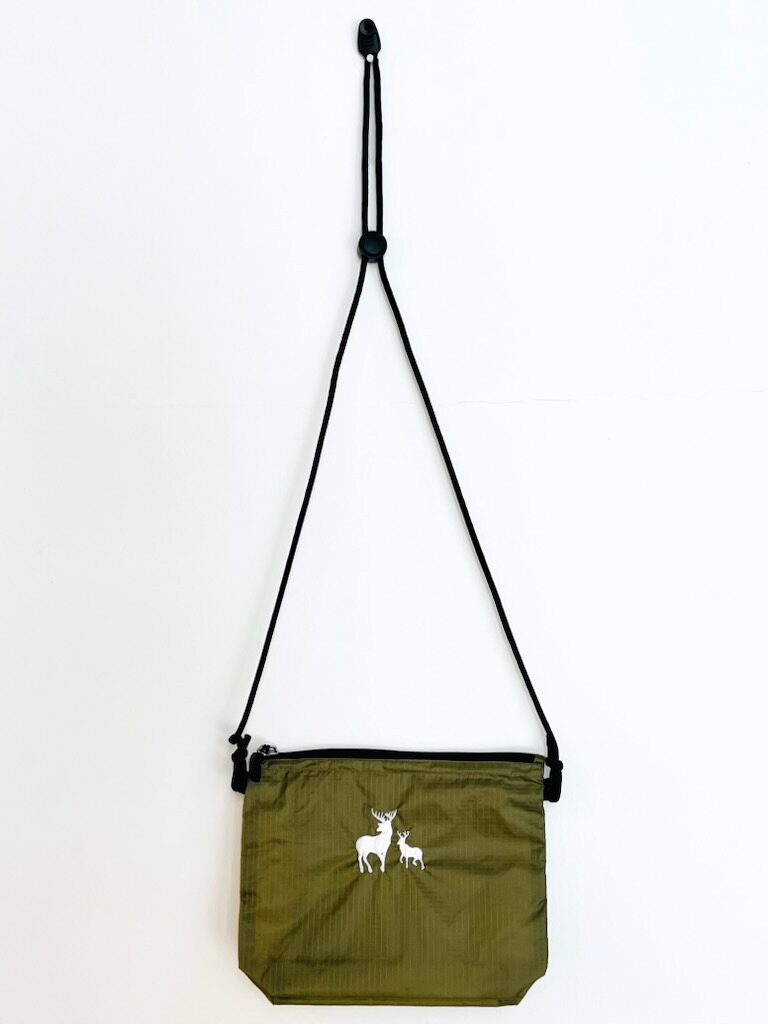 ヒトミのサコッシュ（カリブー刺繍柄）