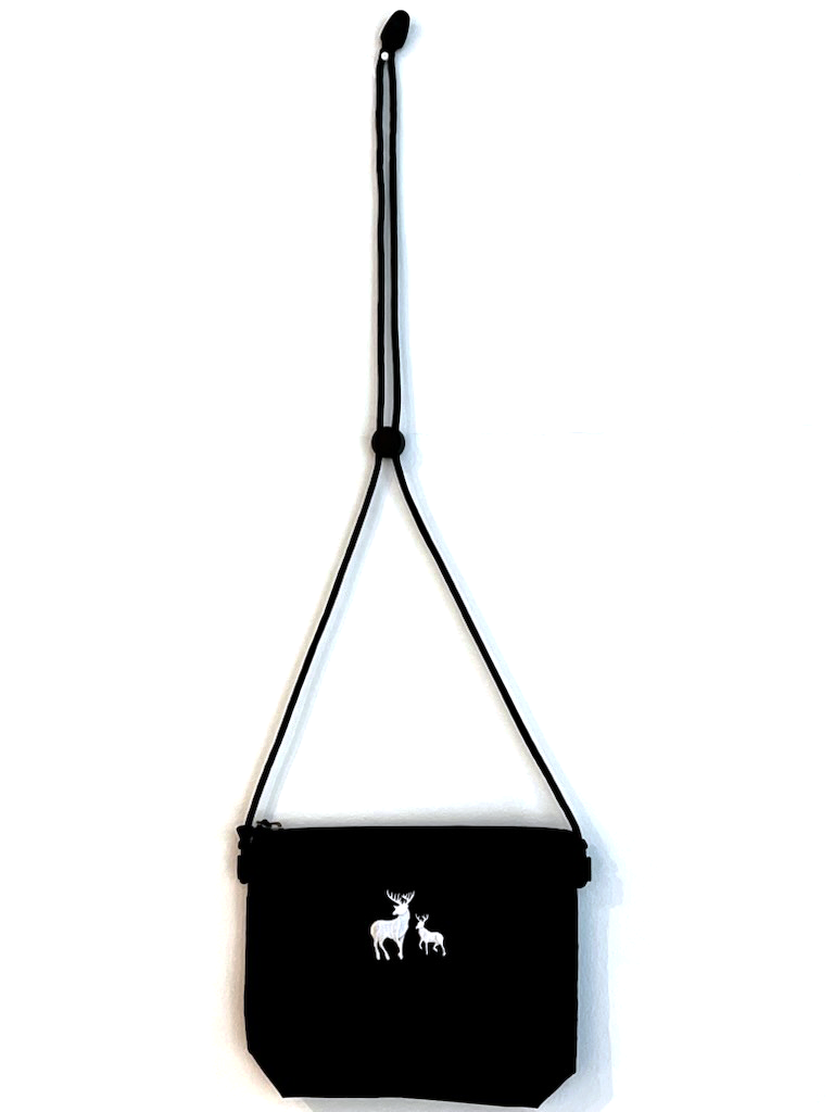 ヒトミのサコッシュ（カリブー刺繍柄）