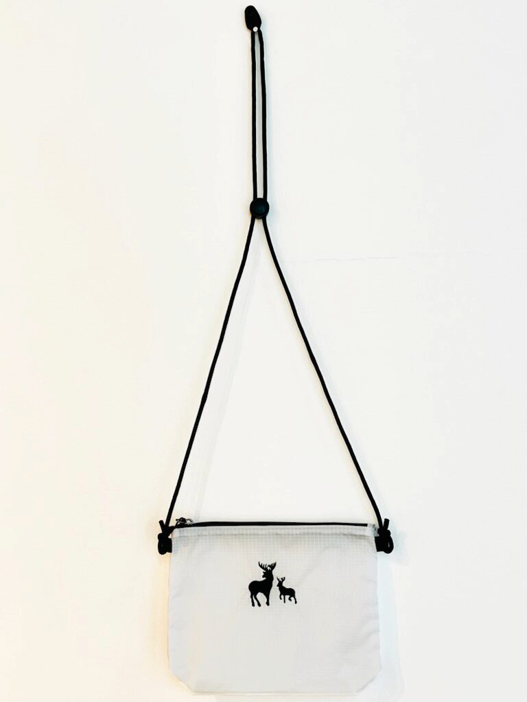 ヒトミのサコッシュ（カリブー刺繍柄）